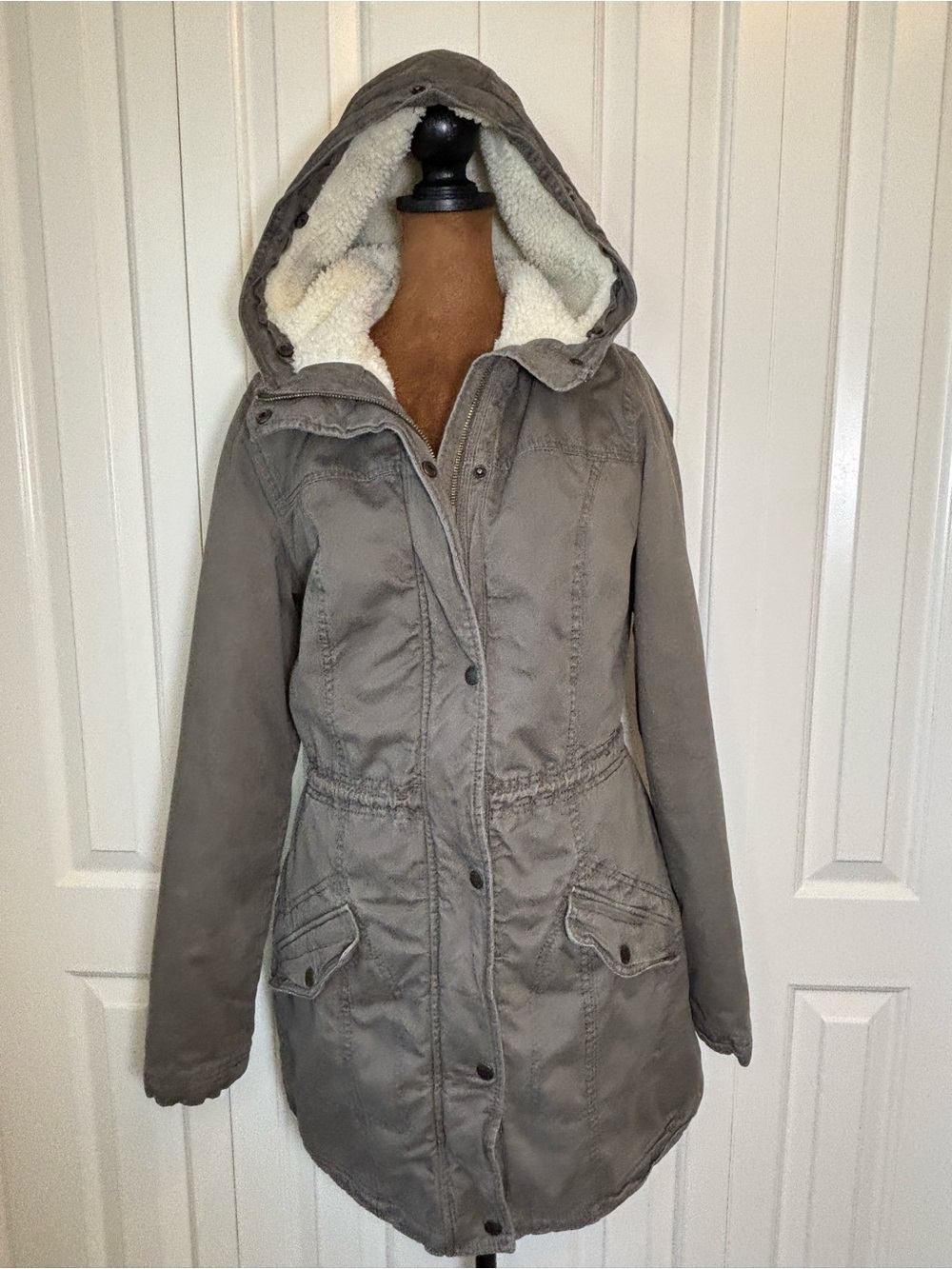 Hollister Gray Faux Fur Hooded Sherpa Parka Jacket EUC Size L - Picture 3 of 15